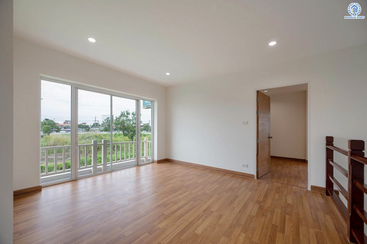 บ้านมือสองตกแต่งใหม่ โครงการ อนันตธารา ทวีวัฒนา เนื้อที่ 61.6 ตร.ว. พื้นที่ใช้สอย 190.96 ตร.ม. ฟังก์ชันจัดเต็ม 3 ห้องนอน 3 ห้องน้ำ จอดรถได้ 2 คัน ตอบโจทย์ทุกการเดินทาง บนทำเลศักยภาพ ติดถนนบรมราชชนนี เชื่อมต่อทางคู่ขนานลอยฟ้า ใกล้รถไฟฟ้าสายสีน้ำเงิน "สถานีบางพลัด"